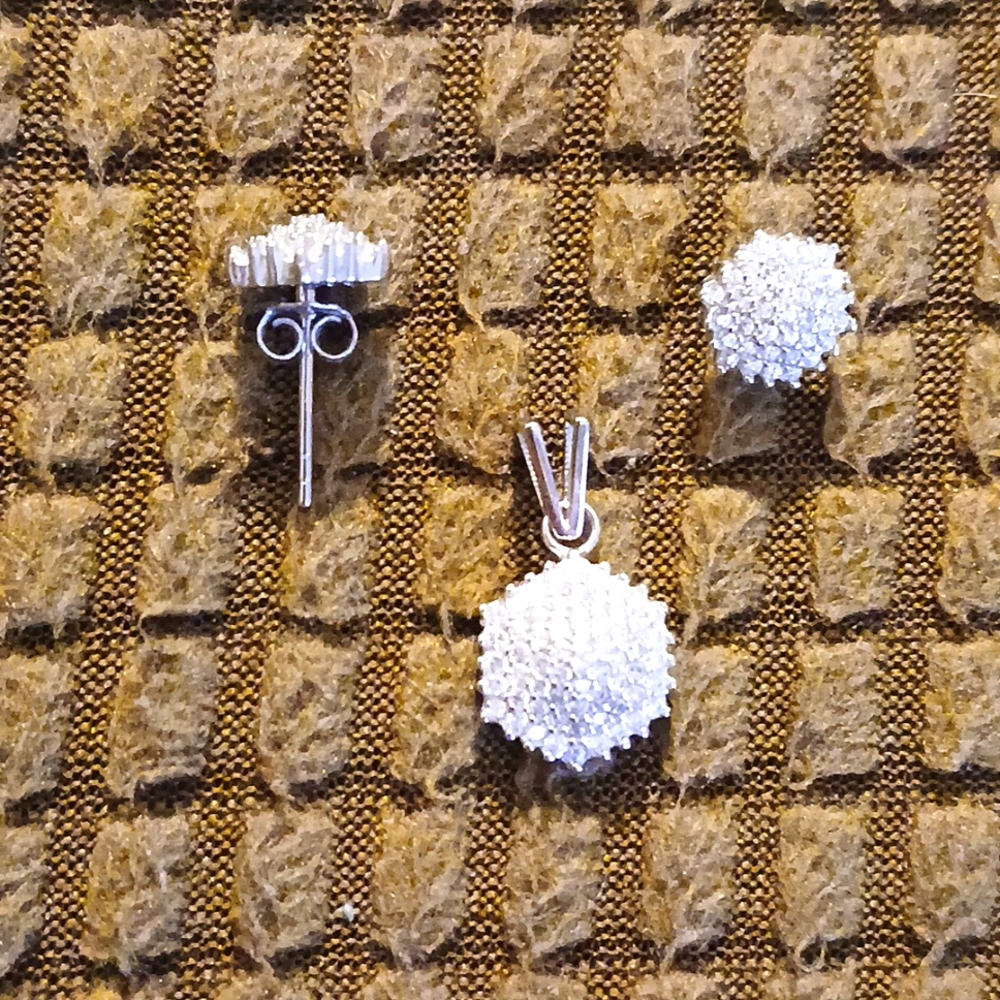 White zircon set